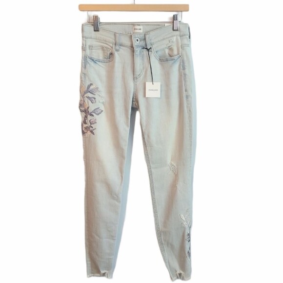 Sneak Peek Floral Embroidered Jeans Raw Hem Mid-Rise Lightwash NWT - Picture 1 of 11